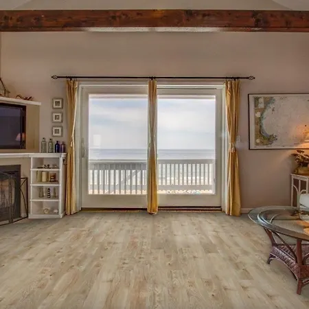 Oceanfront Penthouse With Family & Friends Villa